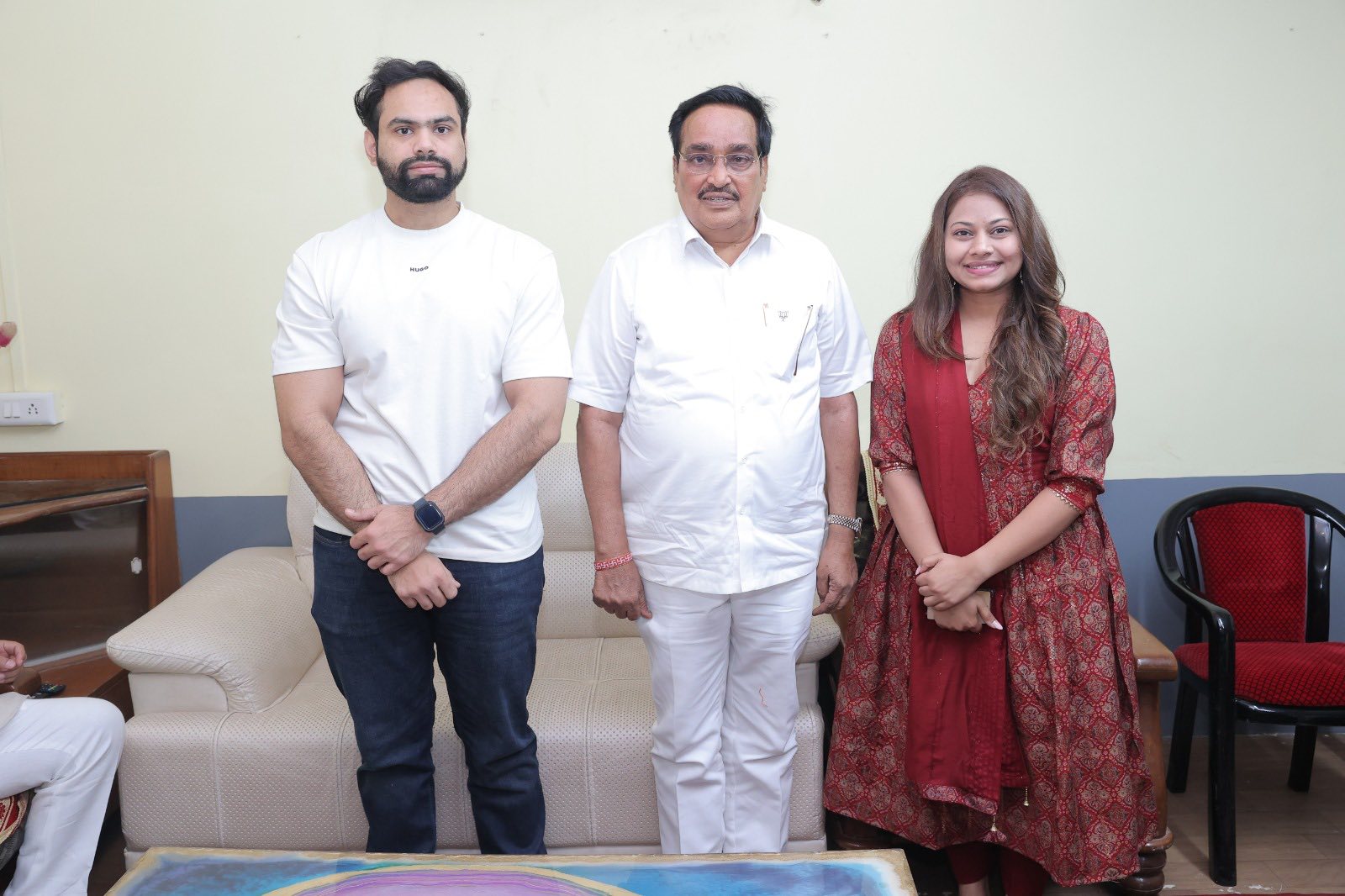 તા.૧૯-૦૪-૨૦૨૫ ના રોજ સાંસદ શ્રી પ્રભુભાઈ વસાવાના નિવાસસ્થાને તેમની પુત્રીના લગ્ન પ્રસંગે, પુત્રી ડૉ. કિંજલ અને ડૉ. પ્રતિકને સુખી લગ્ન જીવનના આશીર્વાદ પાઠવ્યા.